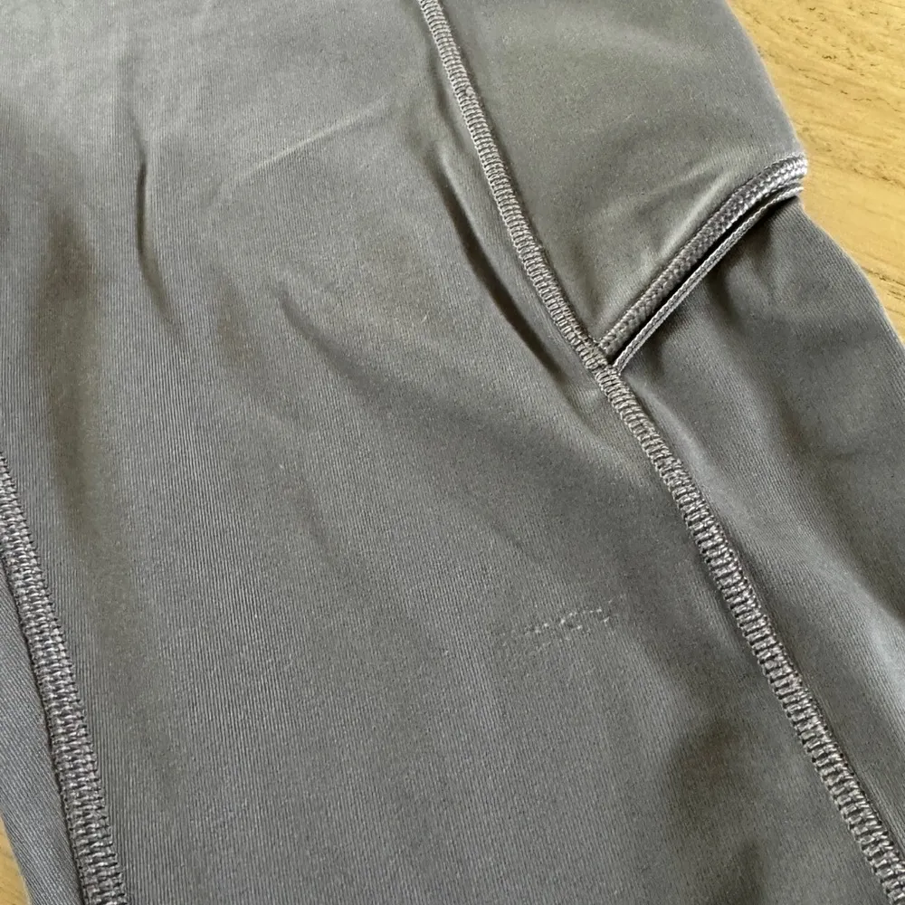 Lululemon Speed Up Tight 28" *Full-On Luxtreme
Titanium size 4 - Image 8