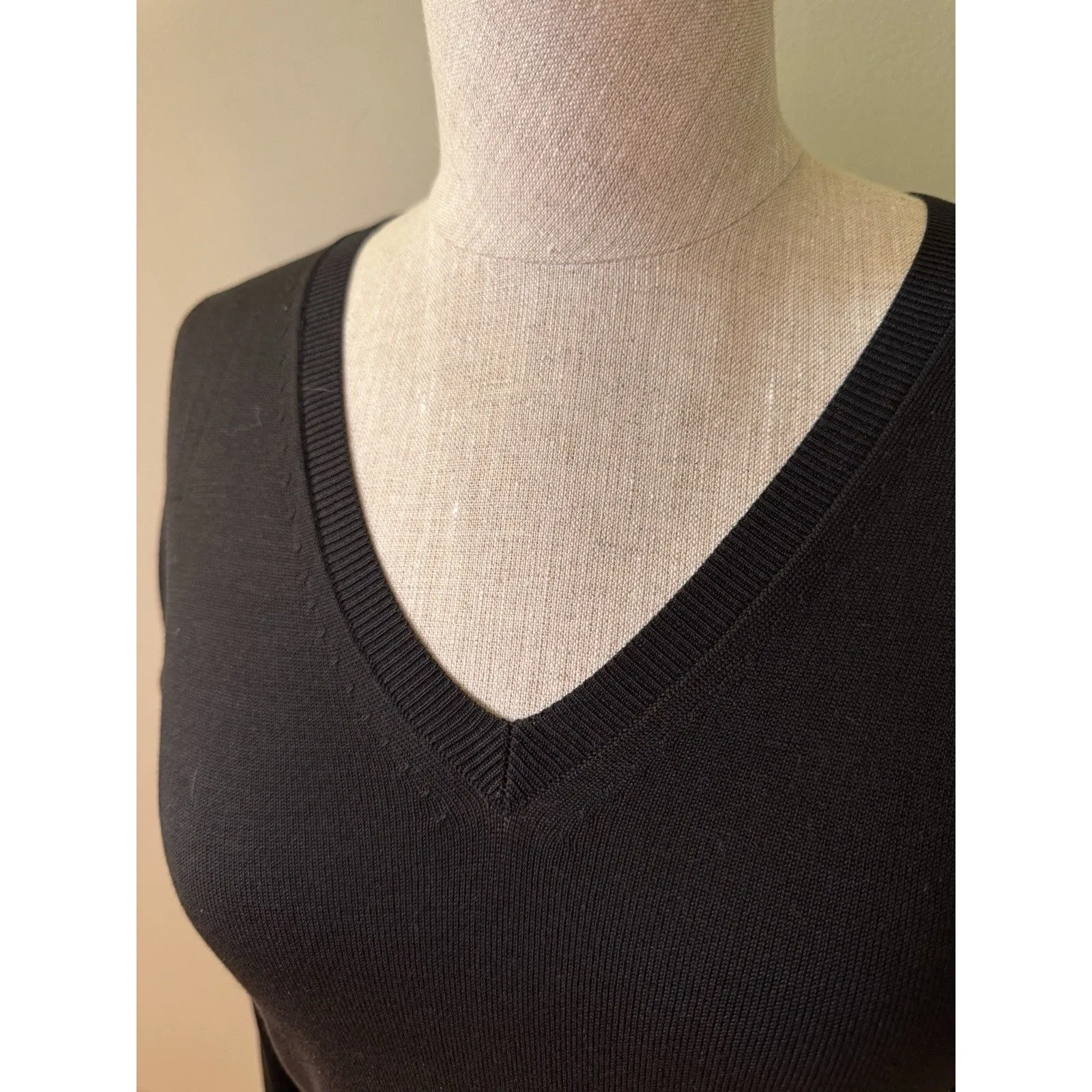 Banana Republic Stretch Women's Long Sleeve V-neck Silk Blend Sweater Black S - Image 9