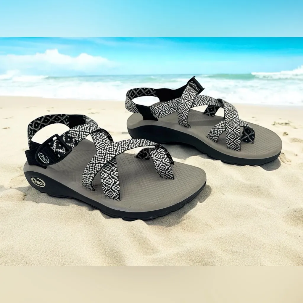 Chaco Women's Z/2 Classic Outdoor Sandal White Black Geo Pattern Womens Size 7 - Image 2