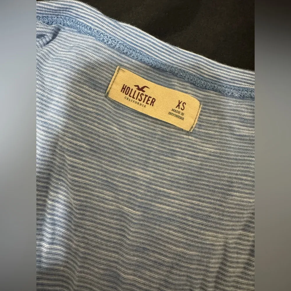 HOLLISTER BLUE AND WHITE STRIPED T SHIRT - Image 3