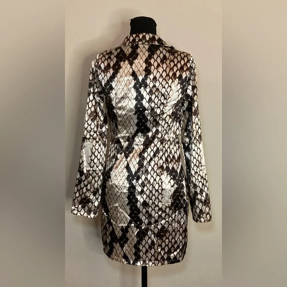 Pretty little thing- Women's Grey Satin Snake Print‎ Blazer Dress Size 0 - Image 6