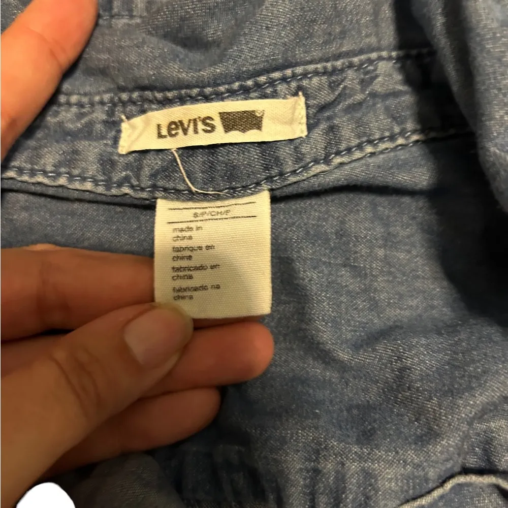 Levi’s long sleeve button down denim shirt size small - Image 4