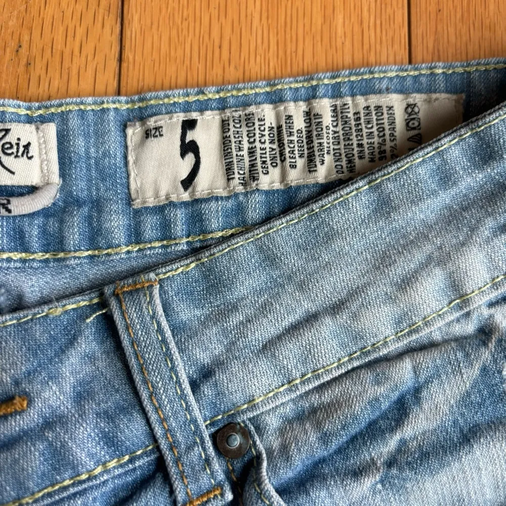 Vintage Y2K Indigo Rein Light Wash Coquette Denim Mini Distressed Shorts size 5 - Image 6