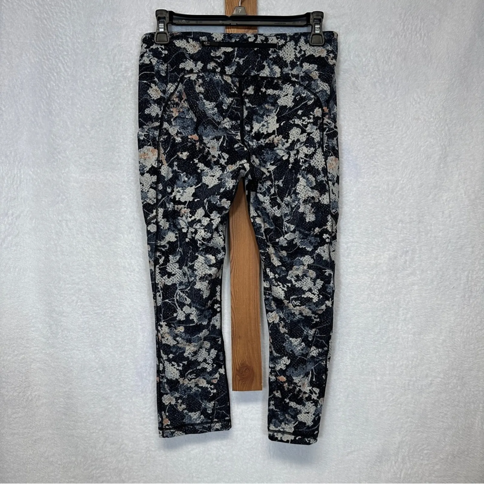 Lululemon Speed Up Crop *21" in Spring Bloom‎ Multi Size 8 - Image 6