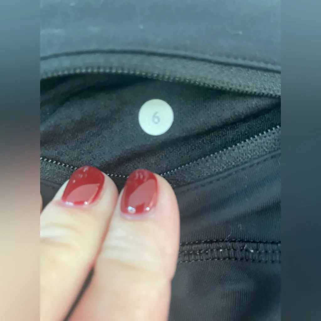 Lululemon Women's Crop Black Capri Legging Size 6 Ruched Ruffled Mesh - Image 7