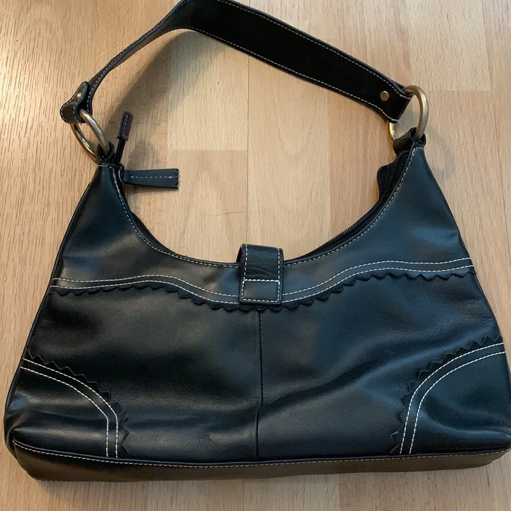 Anne Klein Black Leather Shoulder Bag - Image 4