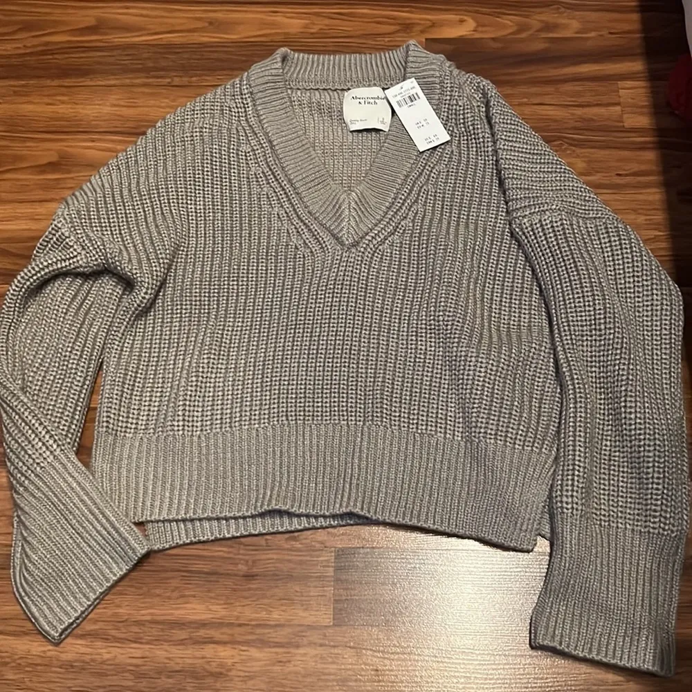 ABERCROMBIE
SLOUCHY V-Neck Sweater - Image 2
