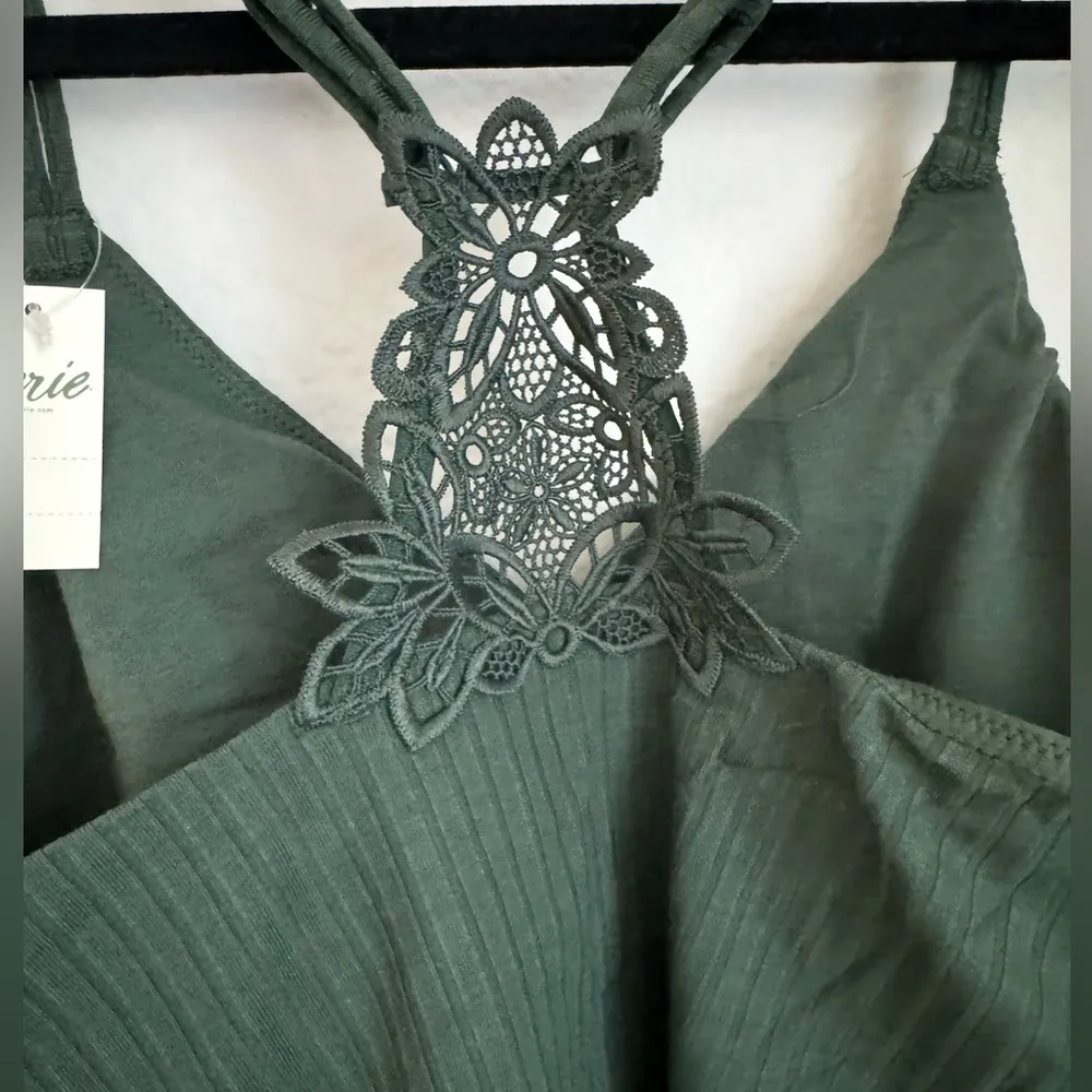 NWT- Aerie Geeen Cropped T-Back Lace Detail top Size small - Image 3