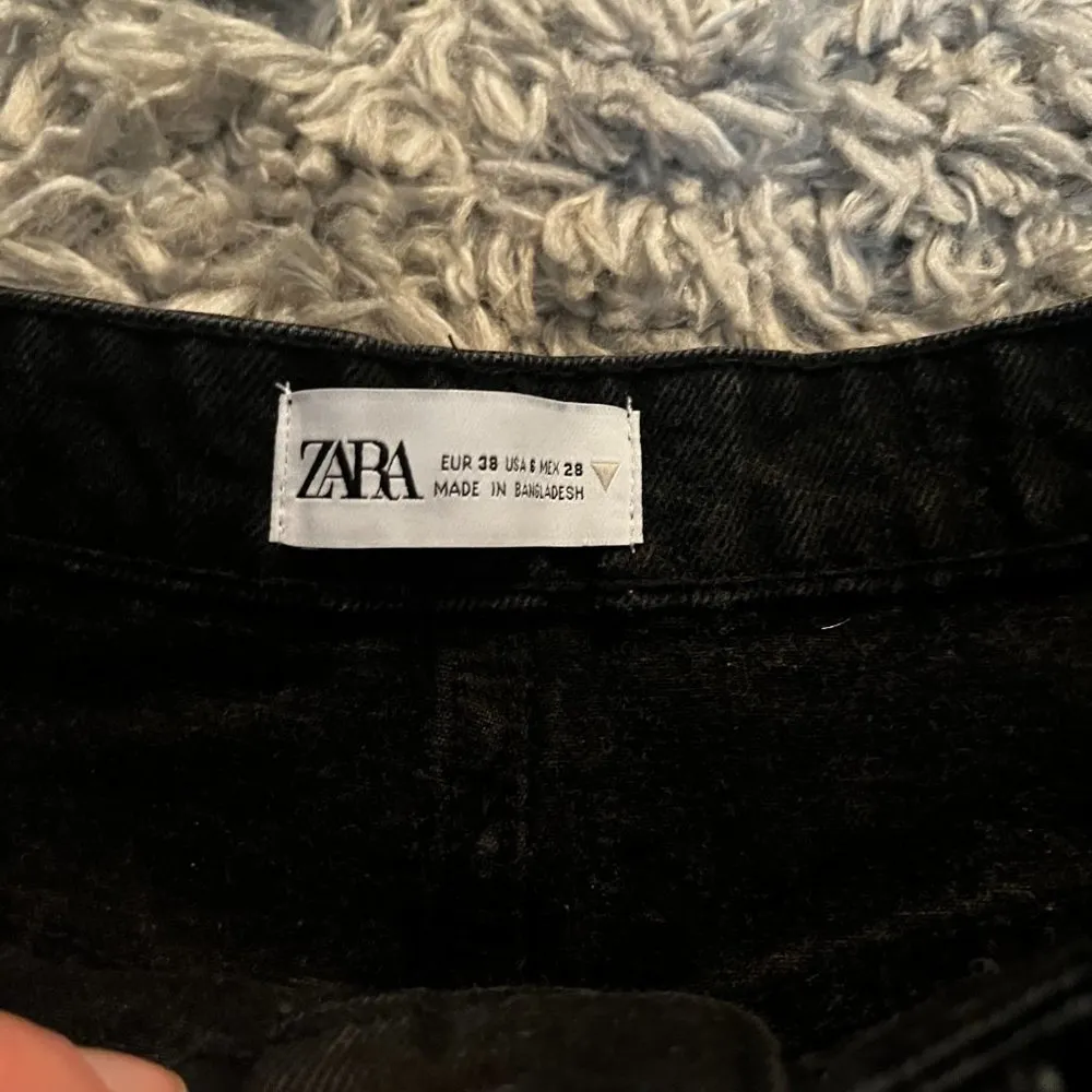 zara distressed black denim jean shorts size 6 28 - Image 2