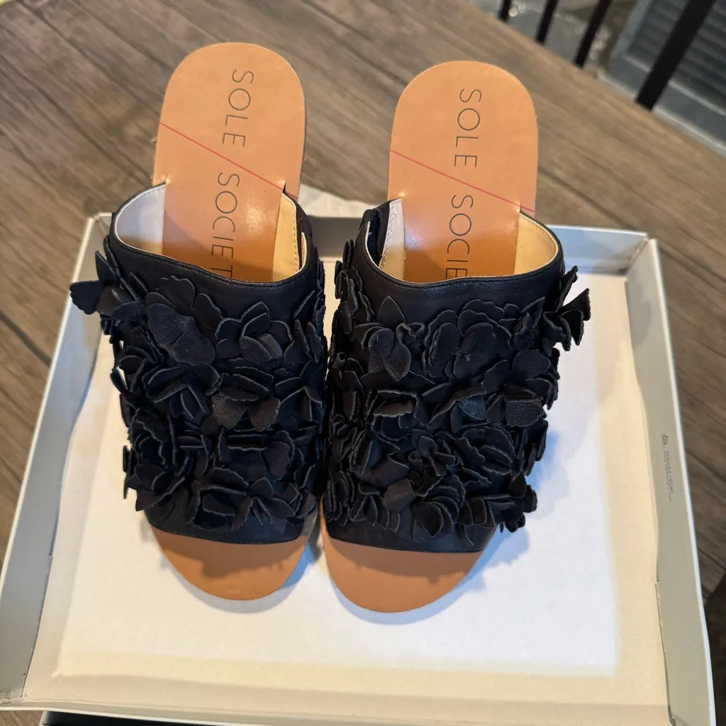 Sole Society Black Leather Floral Wedges 9 NIB - Image 5