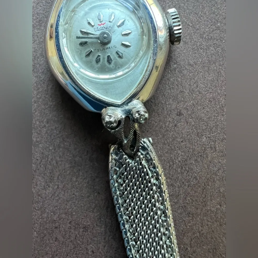 Waltham Ladies Watch 21 Jewels 10KT Gold and Diamond Accents Very Rare Vintage - Image 4