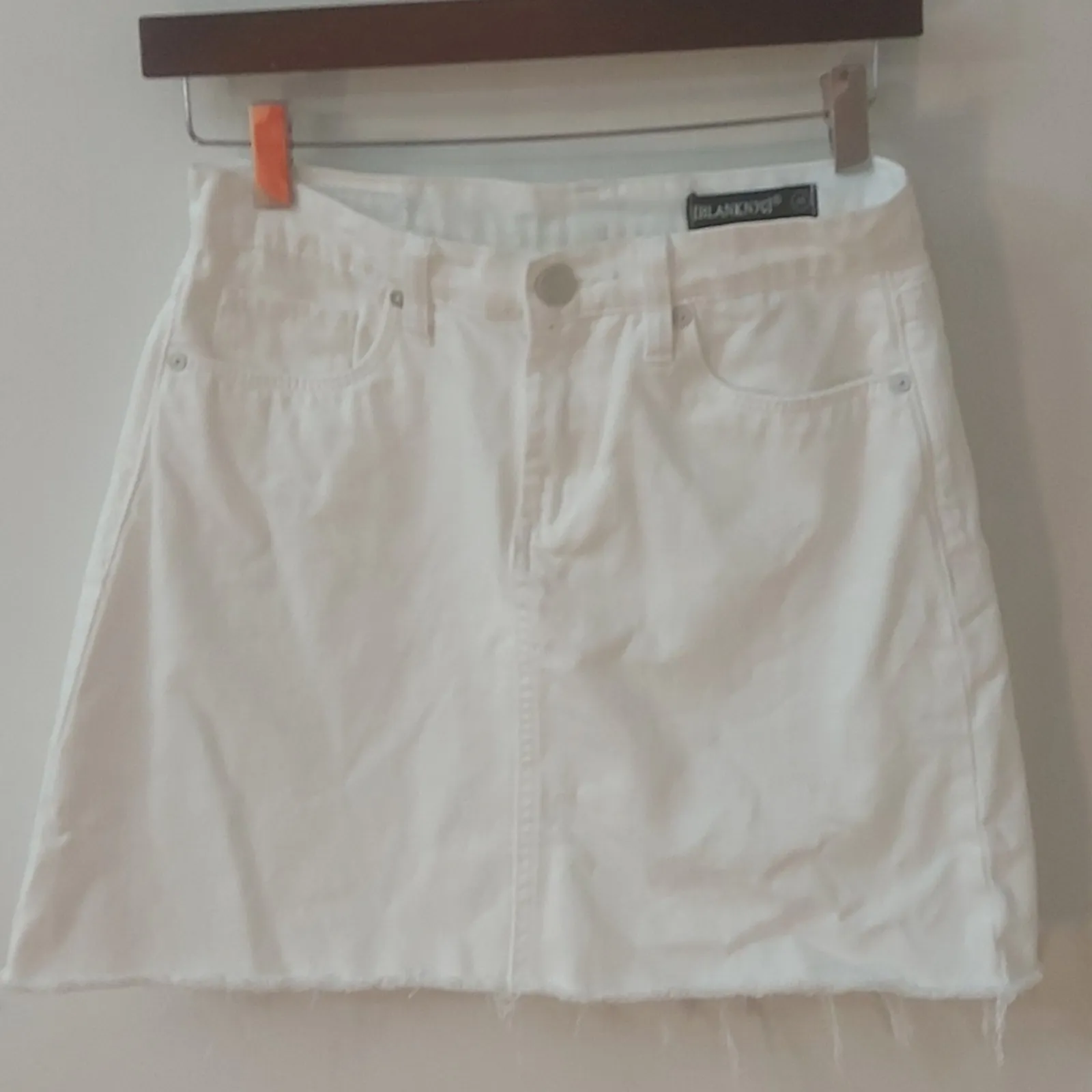 Blank NYC White Denim Frayed Mini Skirt 25 Casual Boho Preppy Classic Festival - Image 3