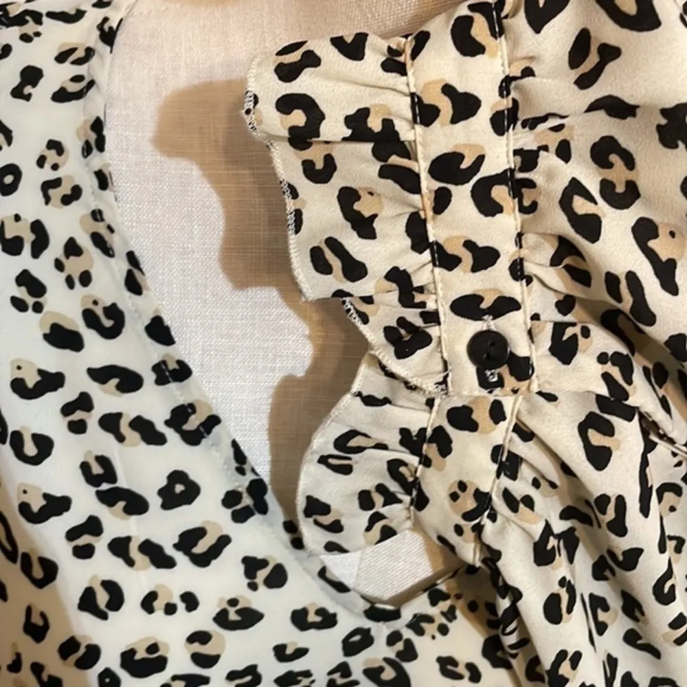 Zac & Rachel blouse animal print long sleeve blouse V Neck leopard Top Sz M Tan Size M - Image 8