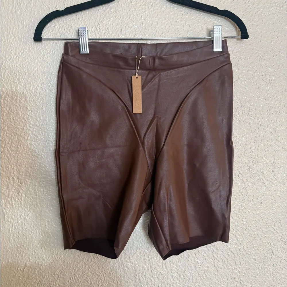 Skims faux leather biker short cocoa color size S NWT - Image 4