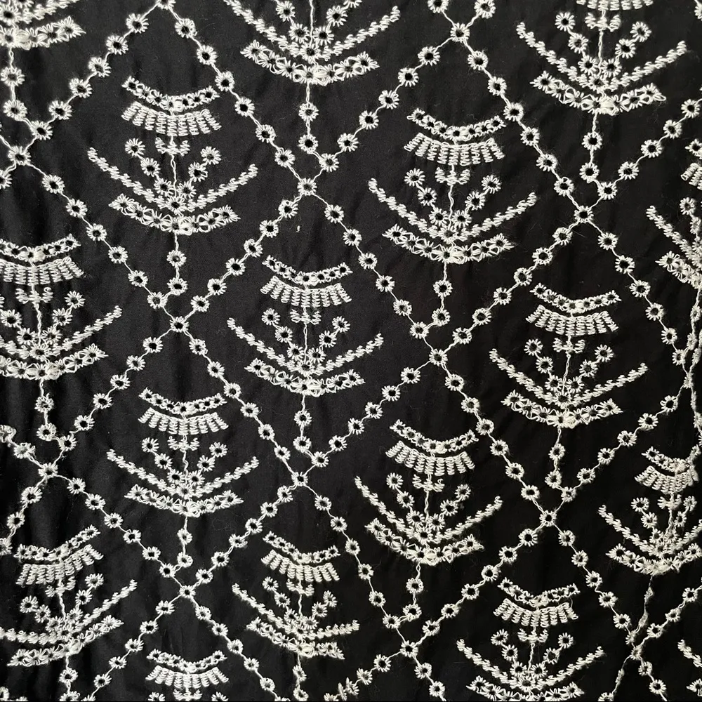 Gap Long Sleeve Black & White Embroidered Top Size Small - Image 5