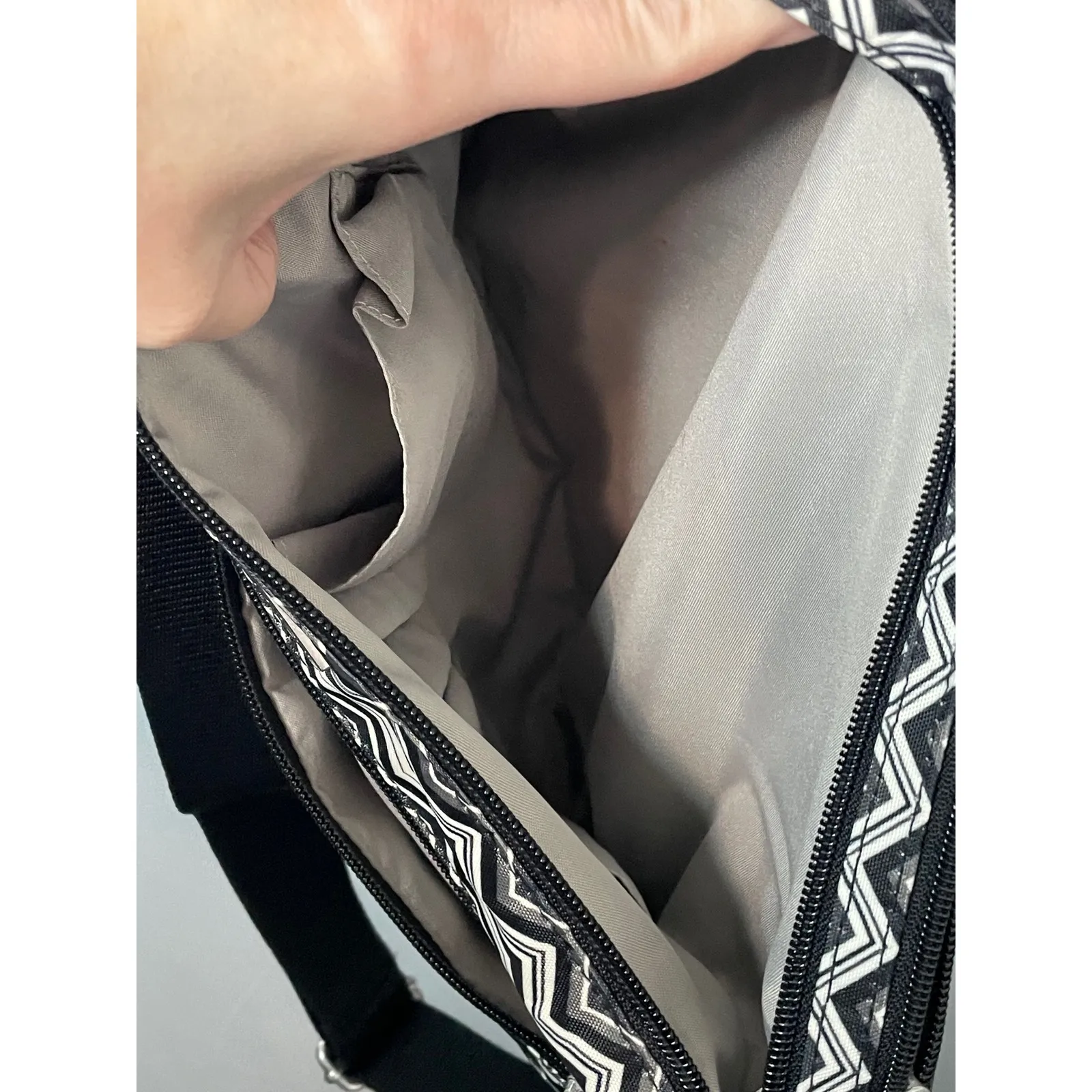 Baggallini Chevron Zigzag Pattern Crossbody Bag Black White Tan Shoulder Bag - Image 11