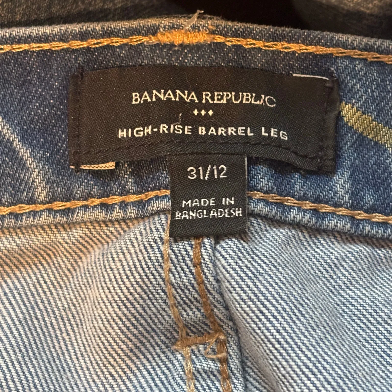 Banana Republic Factory High-Rise Barrel Leg Jean - size 31/12 - Image 3