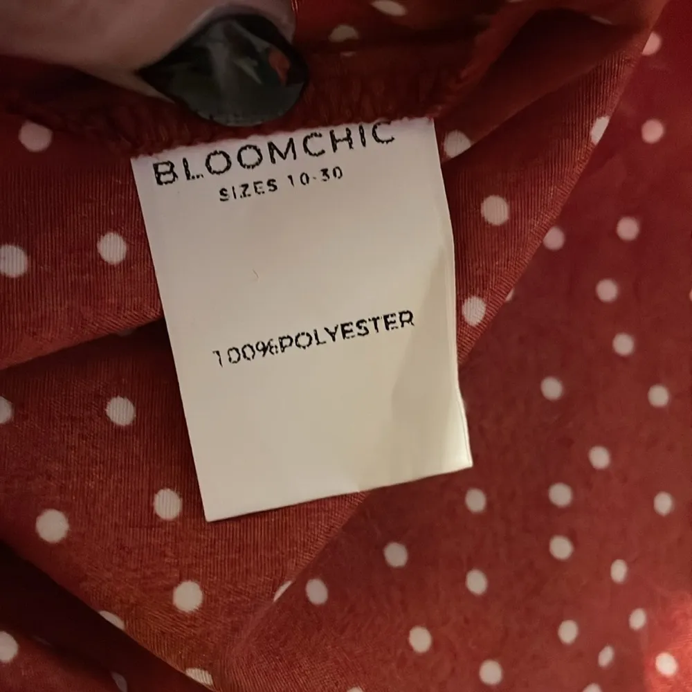 BloomChic Red scoop neck blouse with white polka dots. NWT. Size 24 - Image 9