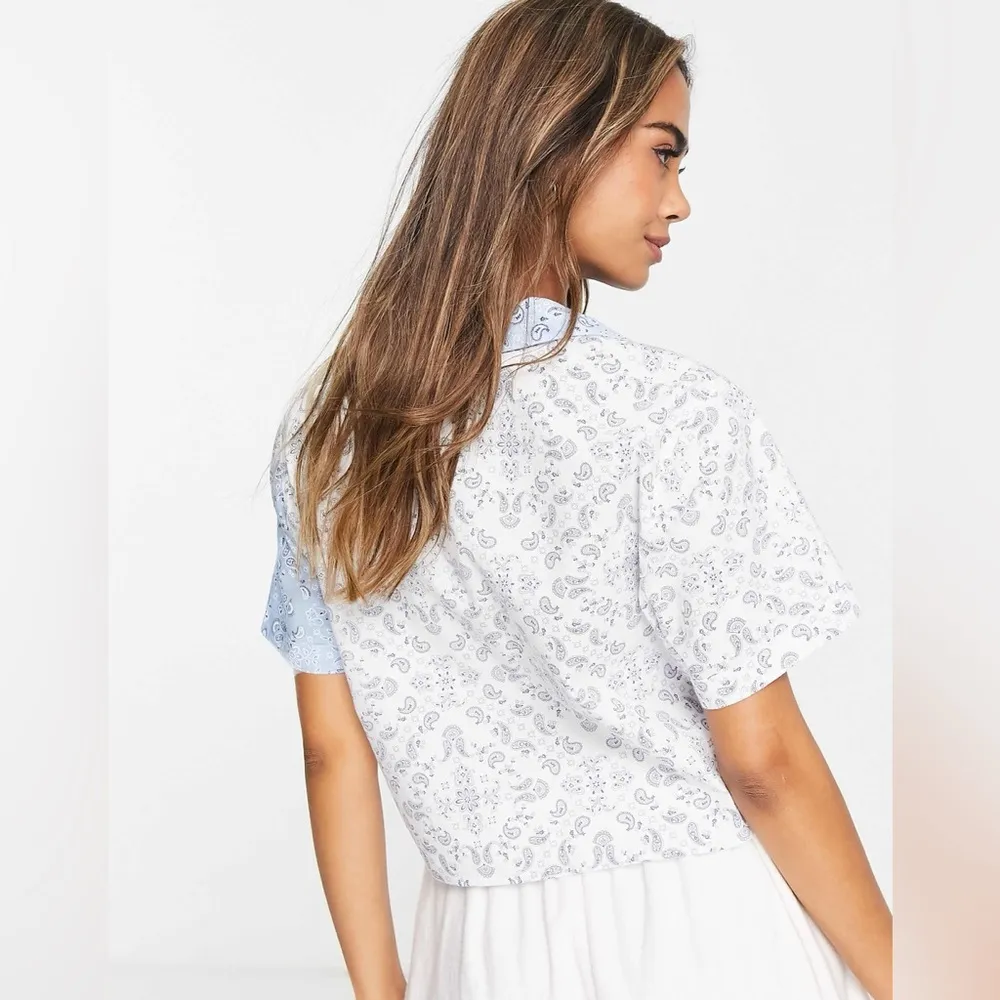 split print poplin sleep top in blue and white - Image 10