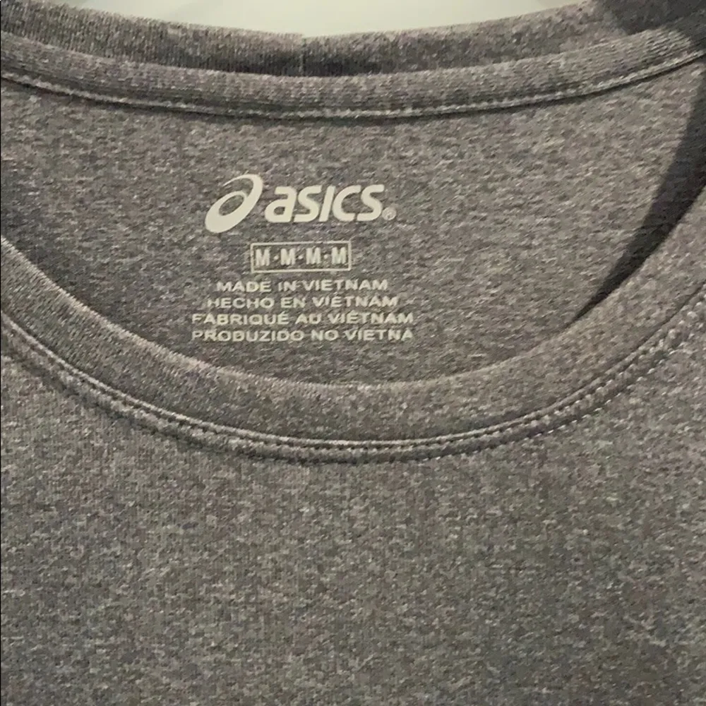 ASICS stretchy workout grey top. - Image 2