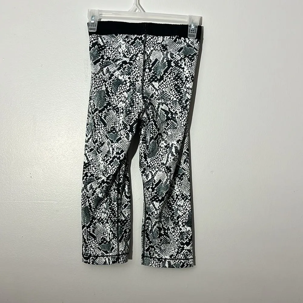 Nike Pro Black White Snakeskin Cropped Capri Leggings Women's size S - Image 4