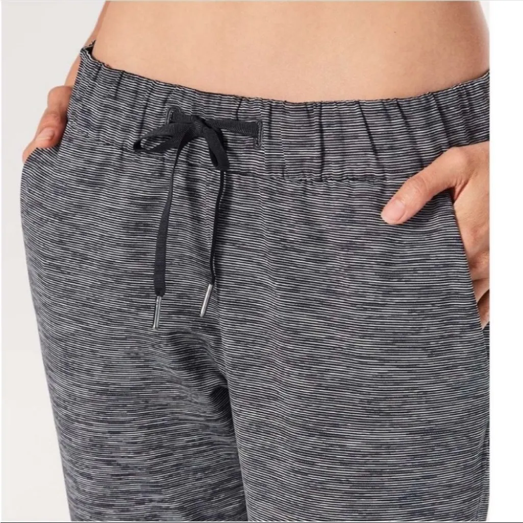 Lululemon On the Fly 7/8 Pants Striped Gray Pull On Size 6 - Image 4