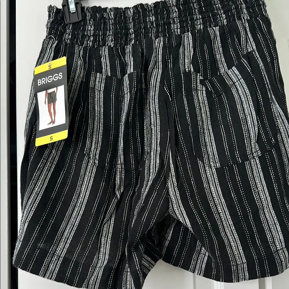 Black and White Cargo Shorts with Elastic Waistband - Image 3