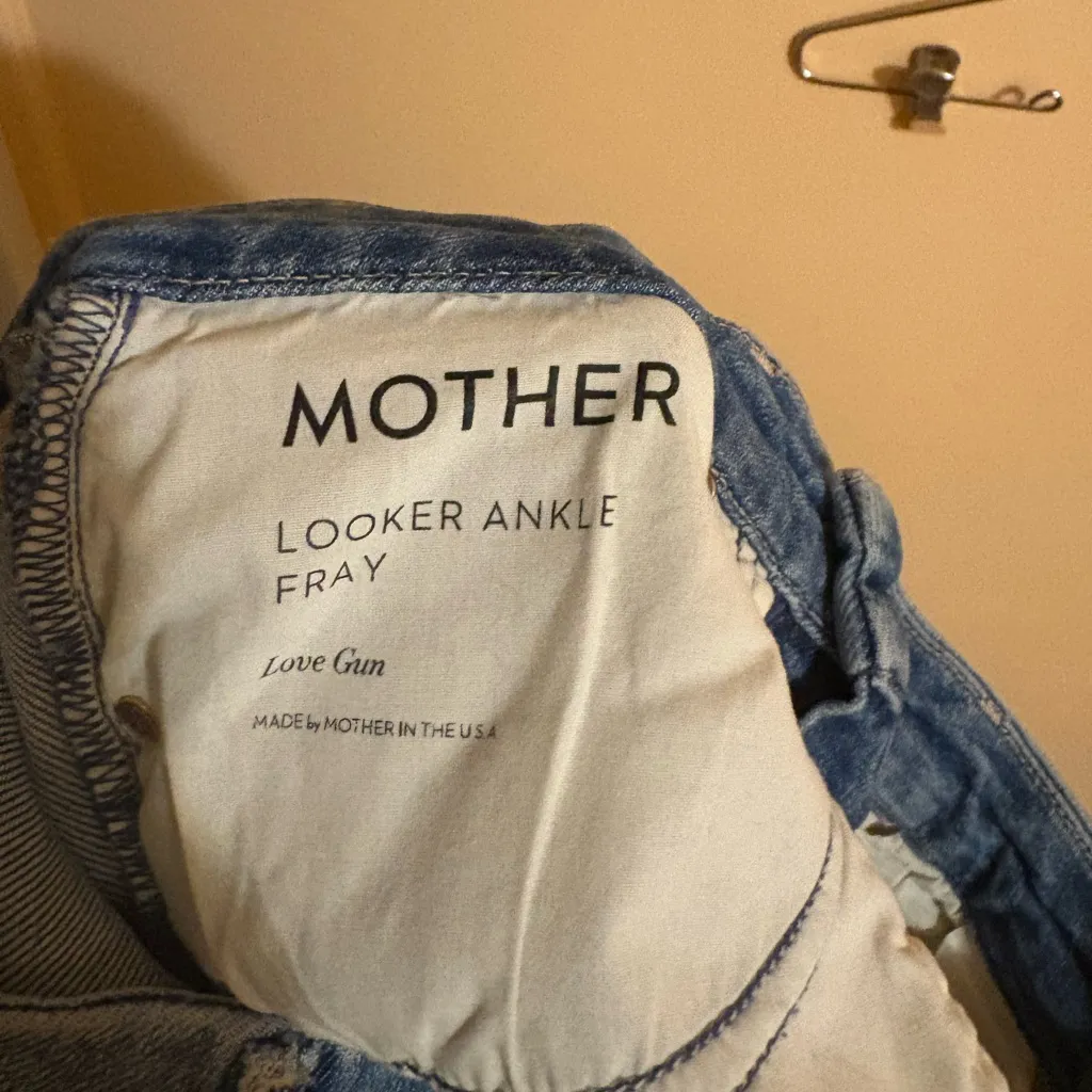 Mother Looker Ankle Fray Jeans in Love Gun - Image 6