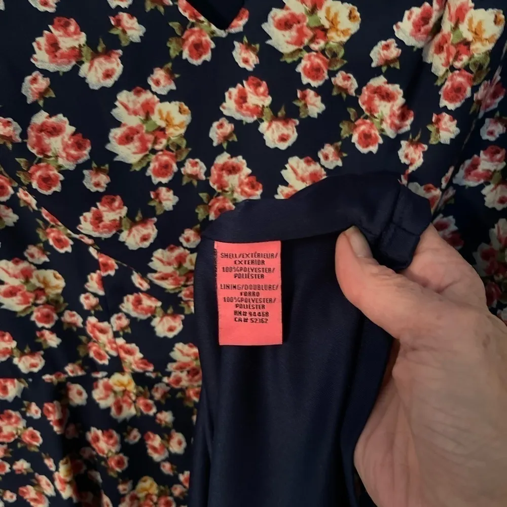 Betsey Johnson navy floral v-neck fitted flare skirt dress. - Image 6