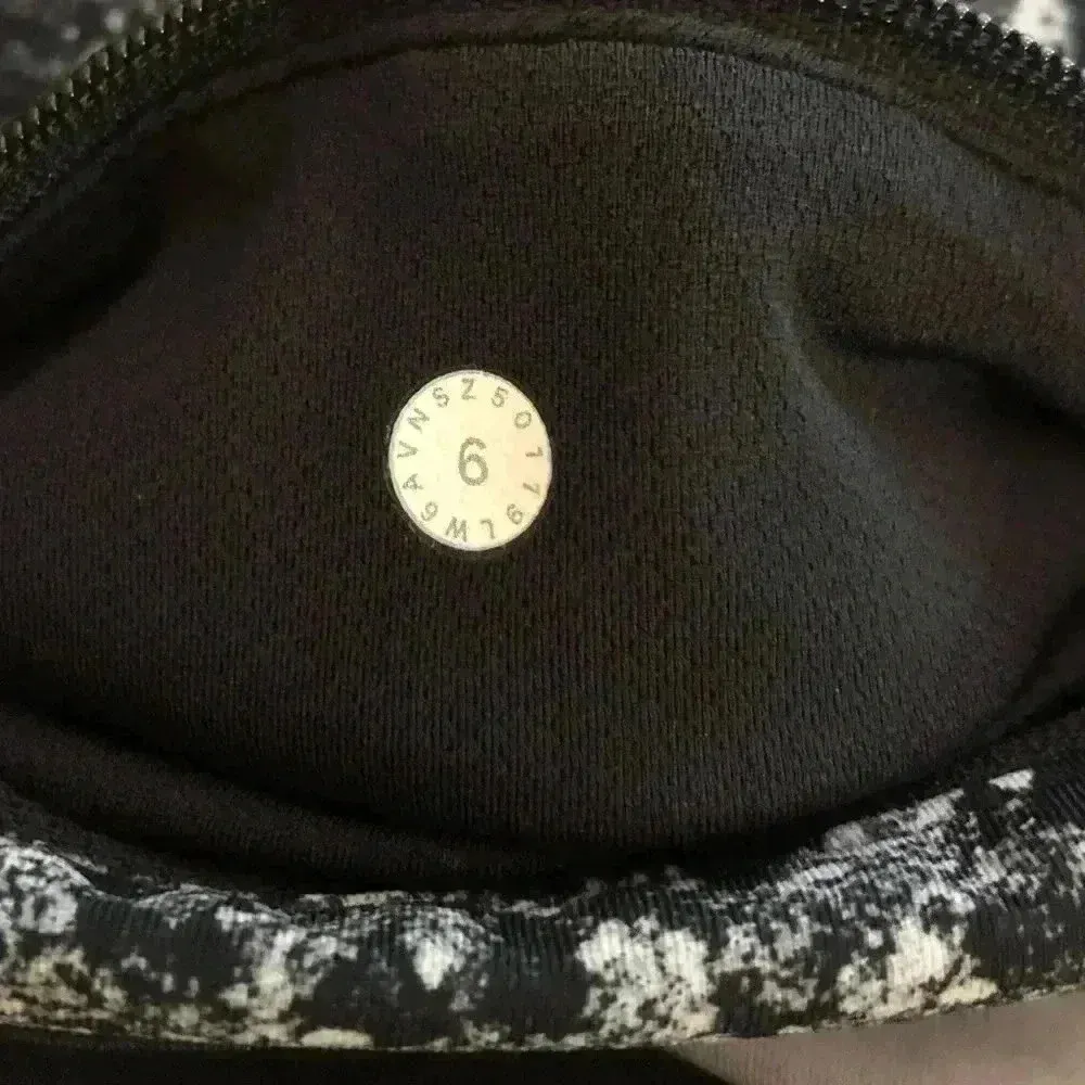 Lululemon Pace Rival Crop Achromatize Ice Grey Black sz 6 - Image 8