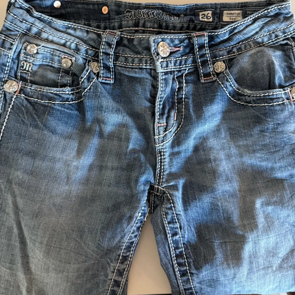 Miss Me Signature Boot Cut Jeans Fleur de Lis Bling Crystals Size 26 - Image 3