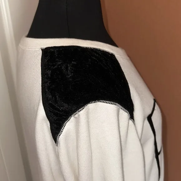 NWT Pink Victoria’s Secret Crewneck Sweater with Crushed Velvet Cap Sleeve - Image 4