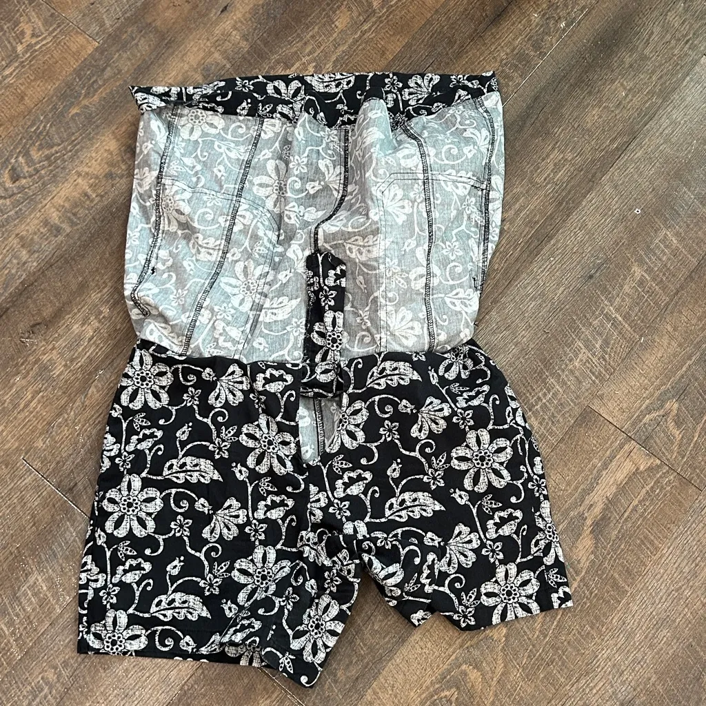 Dressbarn Women’s black and white floral‎ print skort Size 8 Hawaiian - Image 5