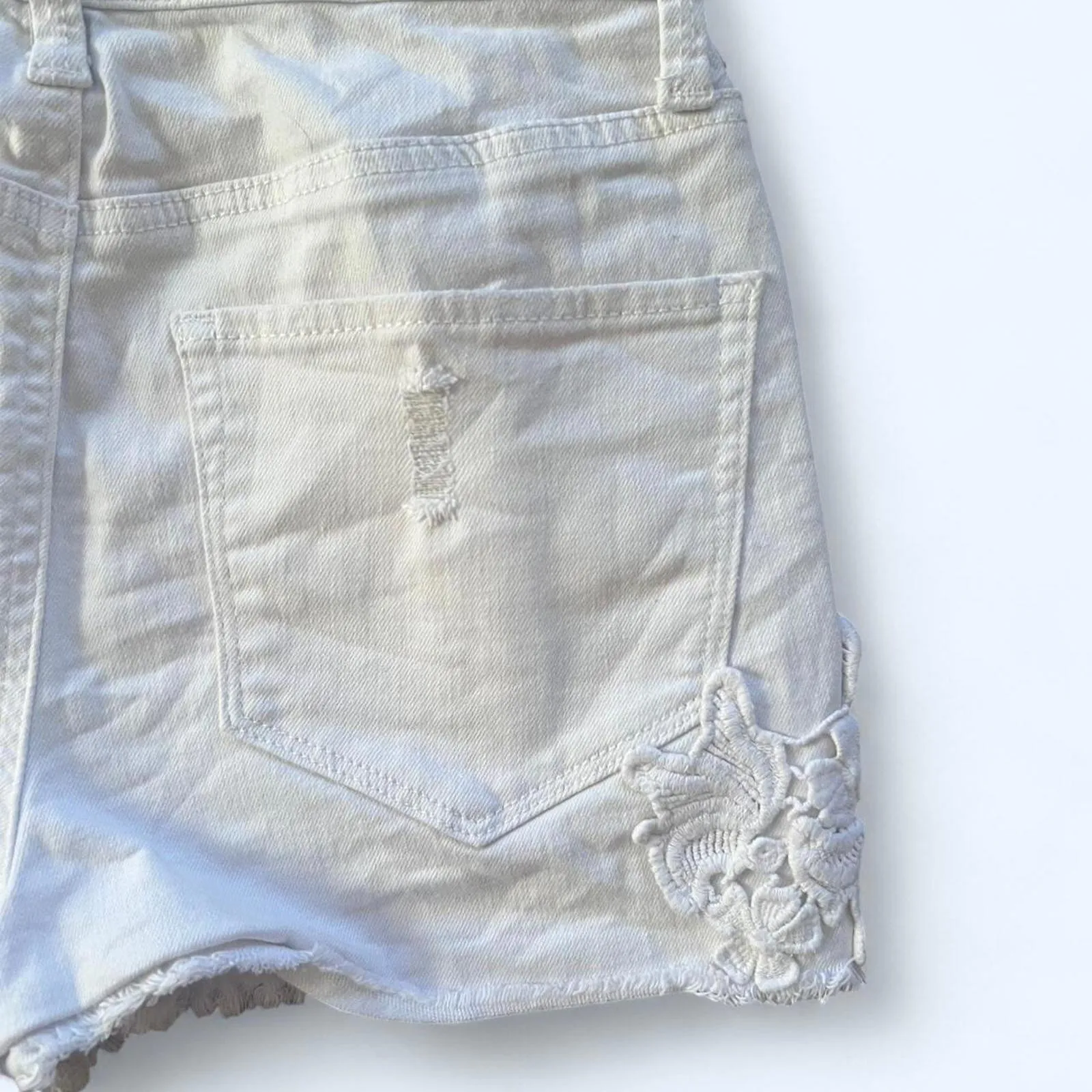 Vintage Mudd White lace embroidered denim shorts Size 5 - Image 6