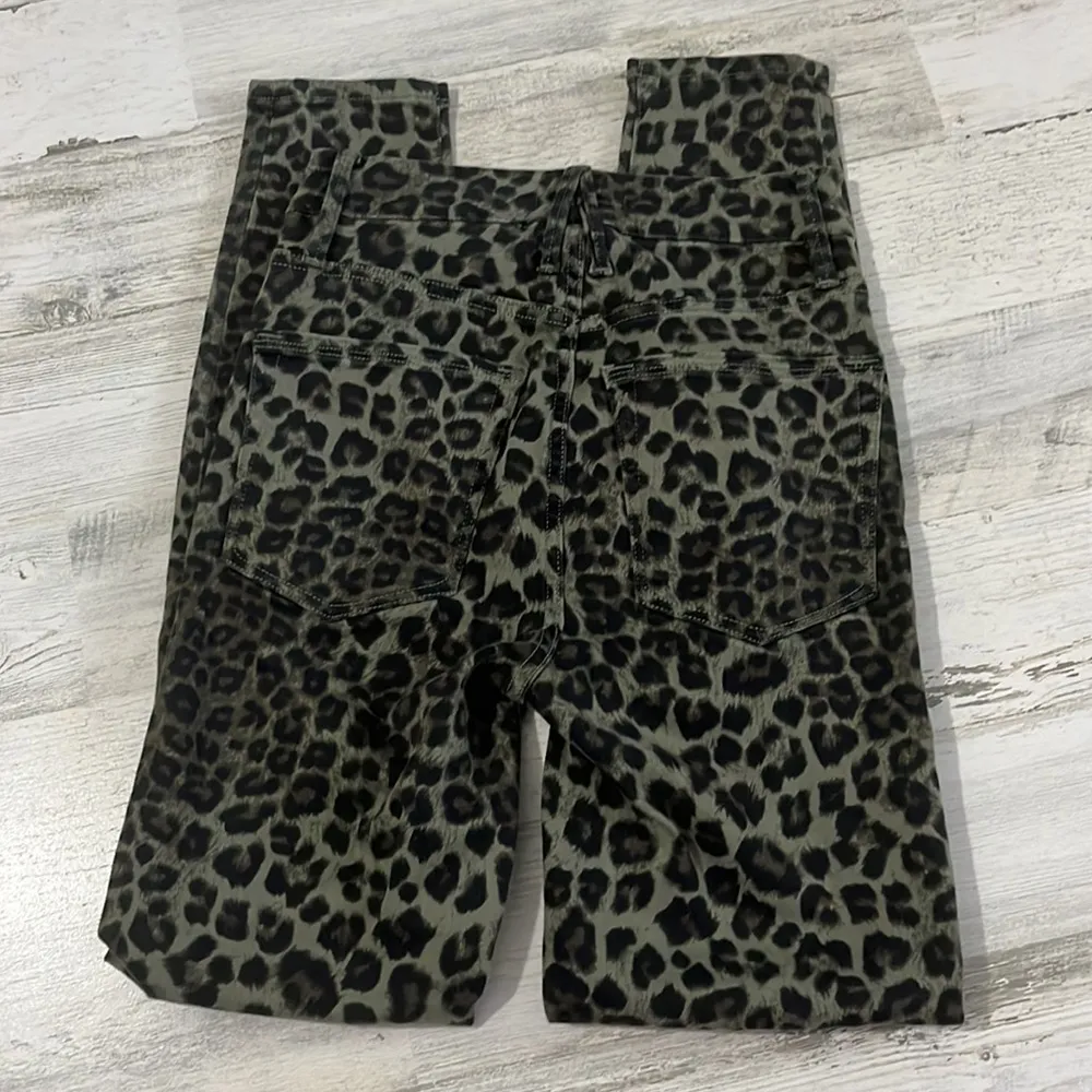 Good American Green Leopard Print Jeans Size 24.  NWOT - Image 5