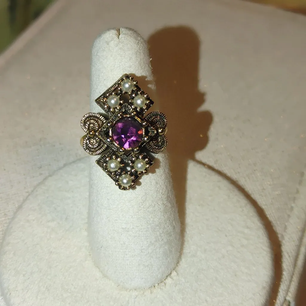 Vintage Sarah Coventry Size 6.5 Gold Tone Ring Faux Pearls Purple Rhinestone - Image 3