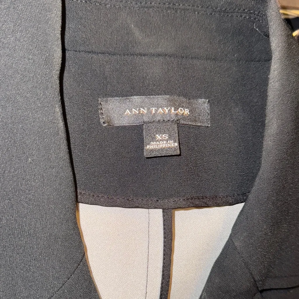 Ann‎ Taylor Women's Black Sleeveless Jacket - Image 8