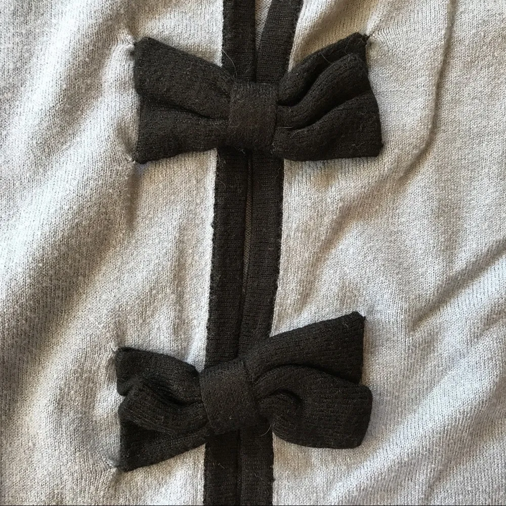 Light blue sweater with bows on the back SZ Large - Image 5