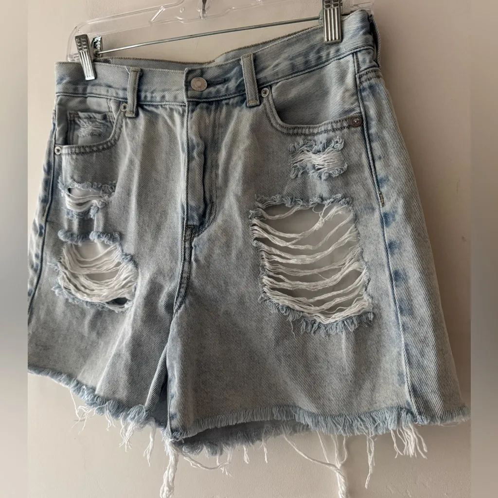 American Eagle Light Wash Distressed Mom Jean Shorts Size 4 - Image 2
