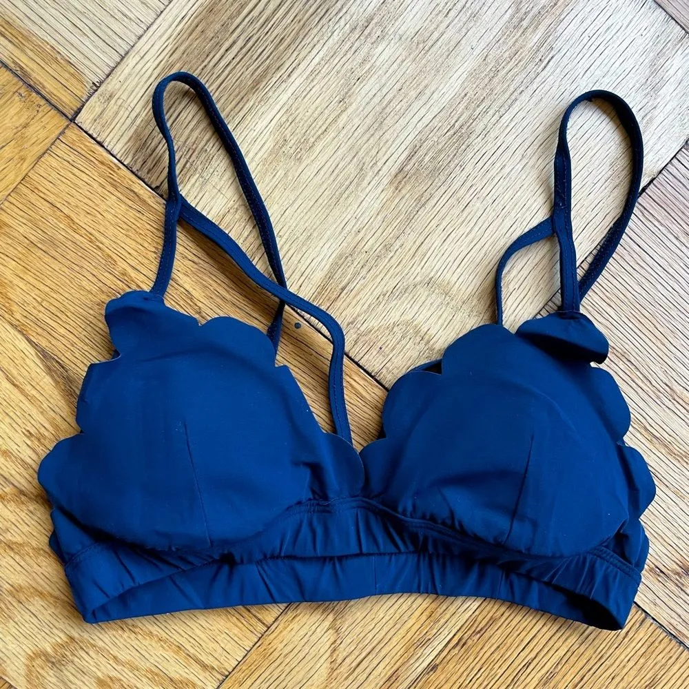 Koral Something Navy $125 navy blue triangle sports bra with scalloped edges XS - Image 2