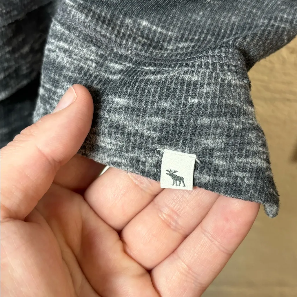 Abercrombie & Fitch Lightweight Y2K Grey Casual Long Sleeve Vneck Shirt Medium - Image 5