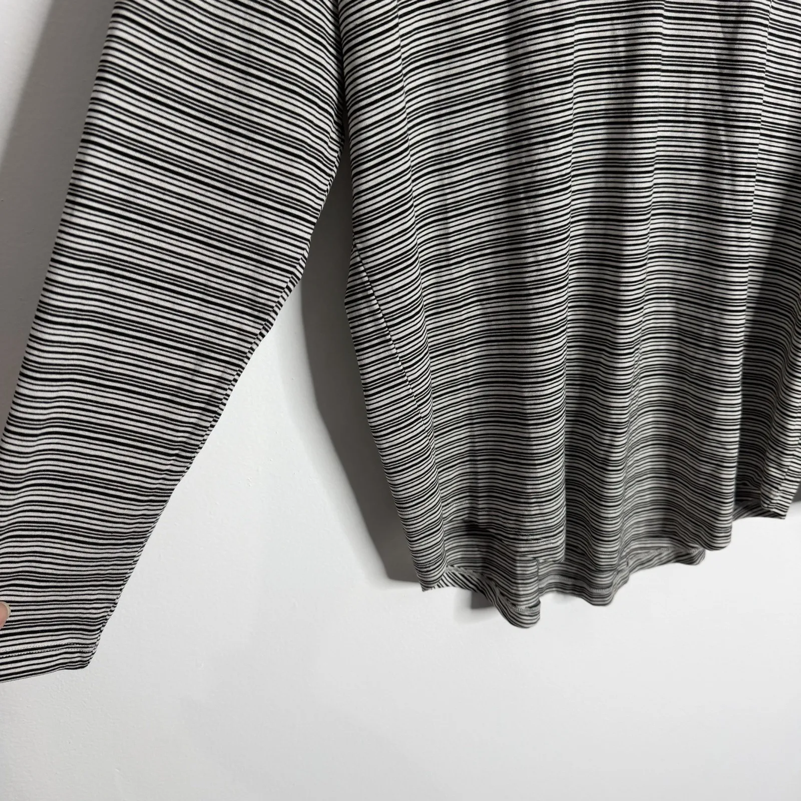 Athleta Cloudlight Stratus Top Large Long Sleeve Striped Black Off White - Image 6