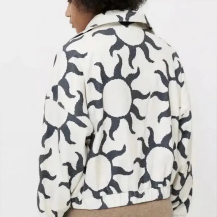 NWOT Urban Outfitters Olivia sun printed jacket - Image 2