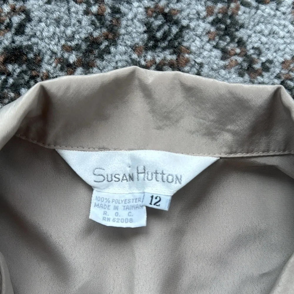 Vintage Susan Hutton Pleated Button Down Blouse Beige 12 Tan - Image 3