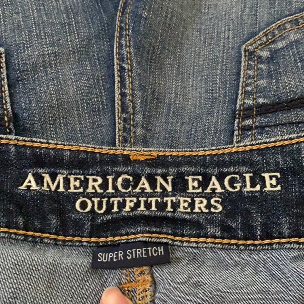 American Eagle outfitters Tomgirl distressed Jeans size 2 - Image 10