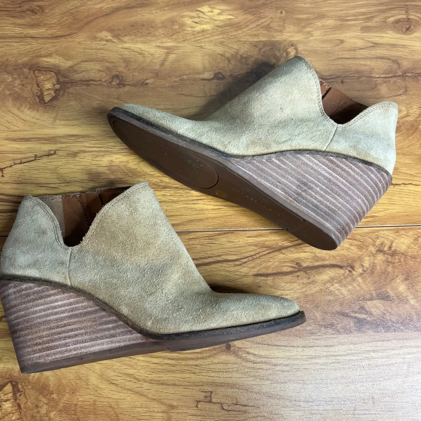 Lucky Brand Suede Wedge Ankle Boots Size 5.5 Tan Side Zip Cut Out NEW - Image 6