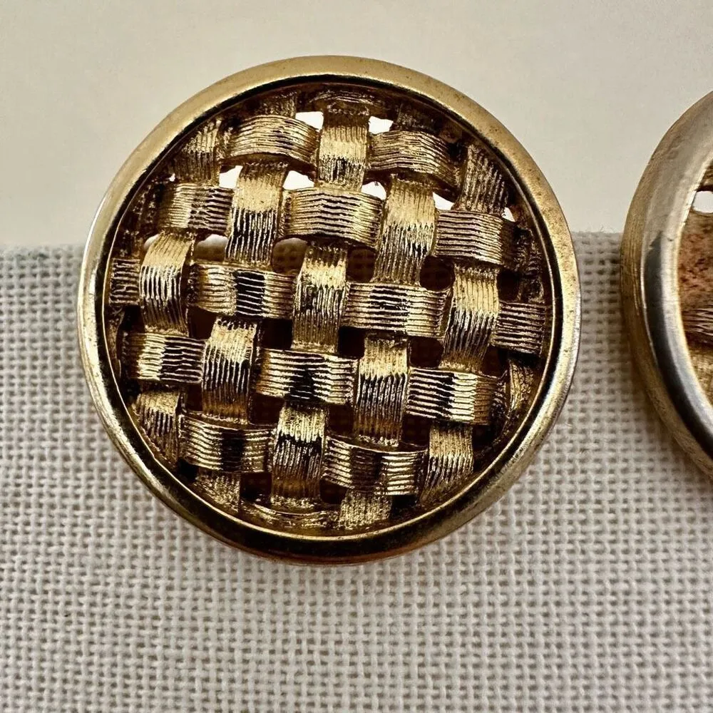 Sarah Coventry weaving ribbon gold tone vintage clip on earrings - Image 9