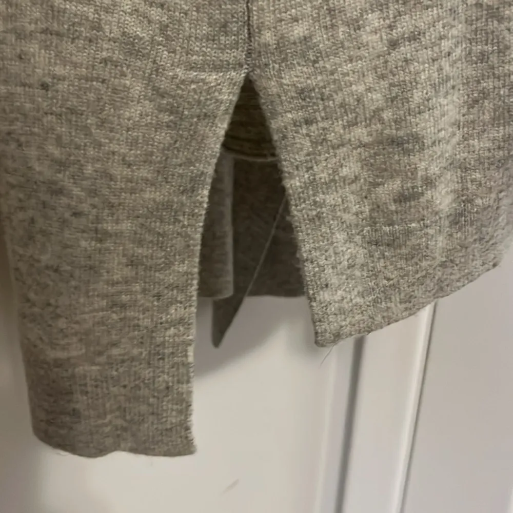 Ann Taylor grey cardigan in size Medium - Image 5