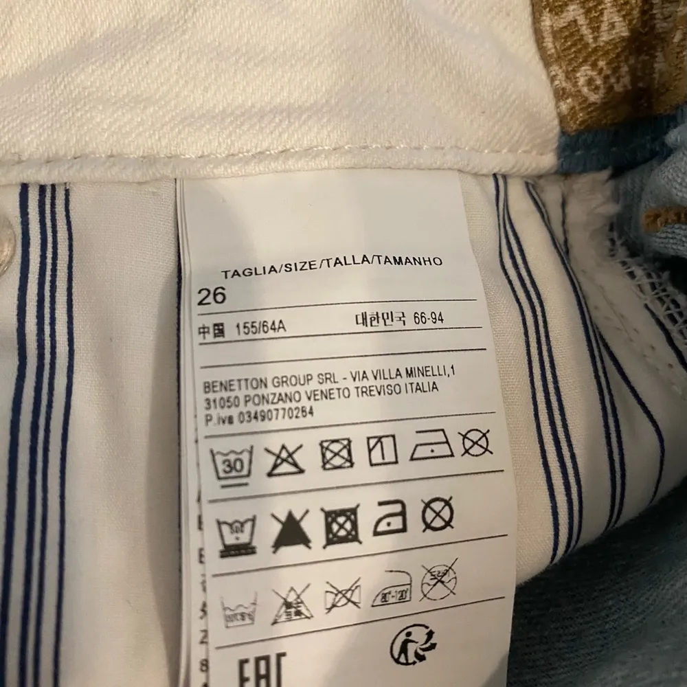 Retro Blue and White Bird Print Jean Shorts Size 2 - Image 4