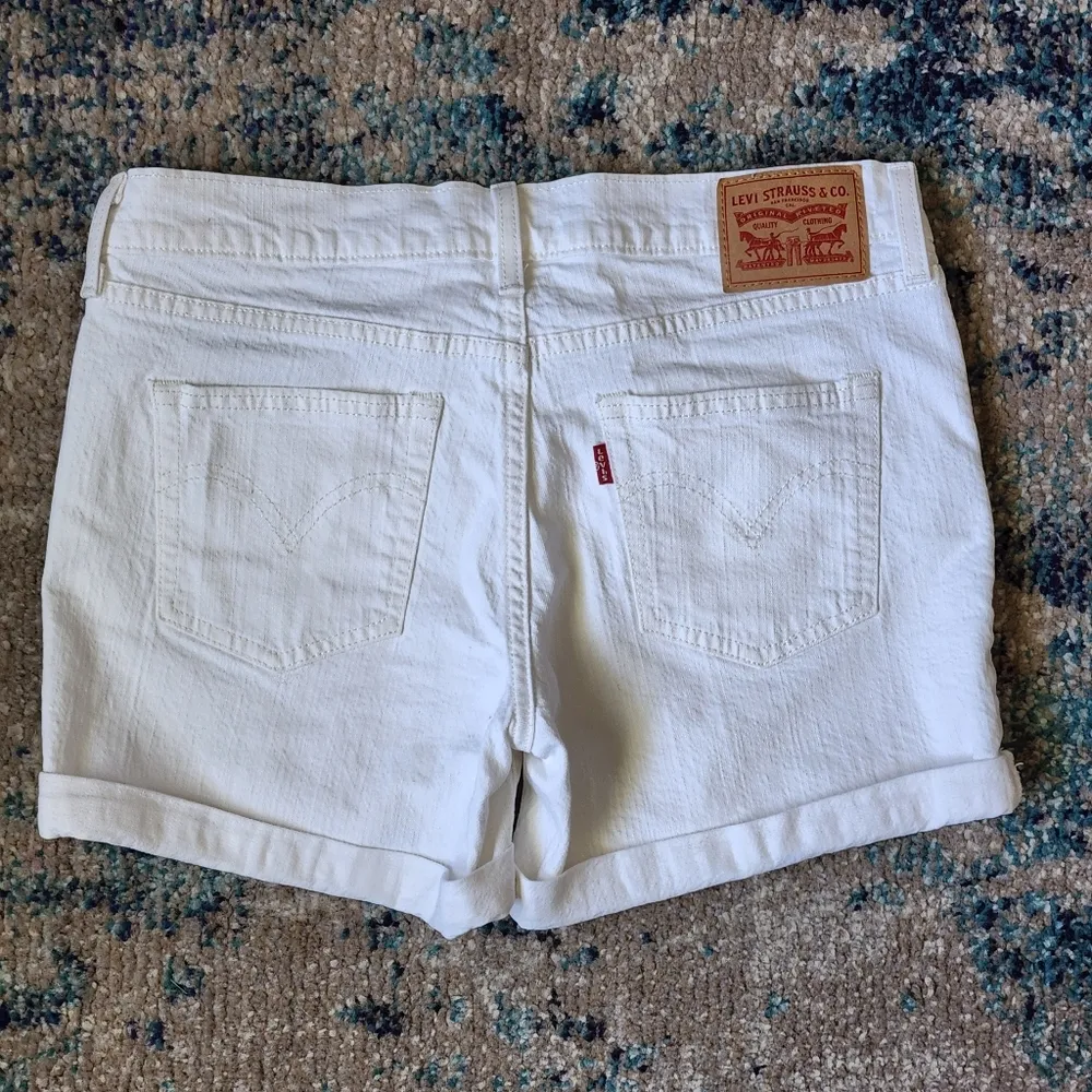 Levis chalk white mid length denim shorts size 27 - Image 11